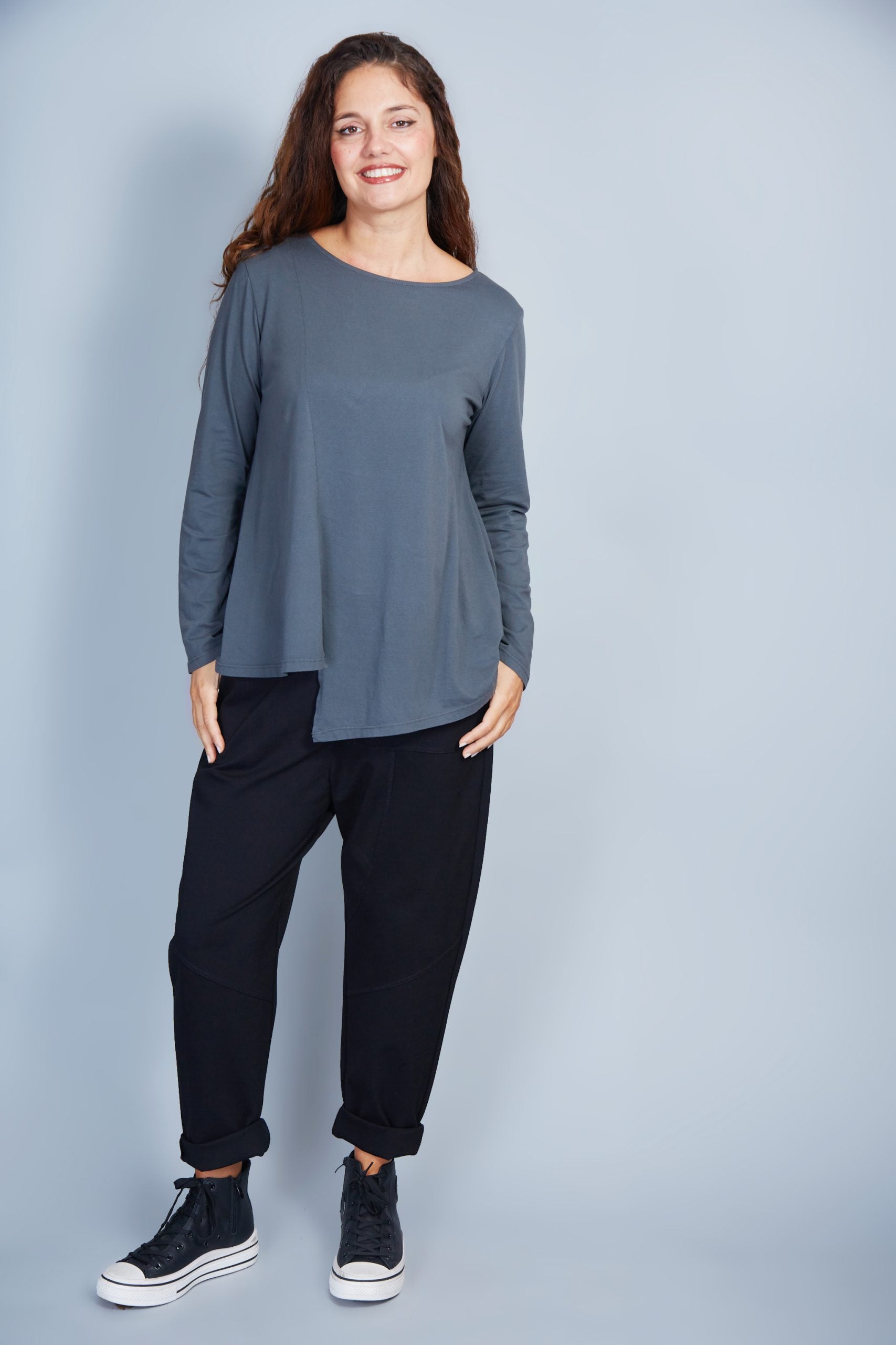 Camiseta Modelo Edurne Color Gris Oscuro