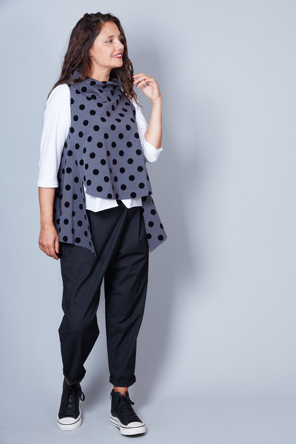 Chaleco Modelo Sara Estampado de Lunares Color Gris Marengo