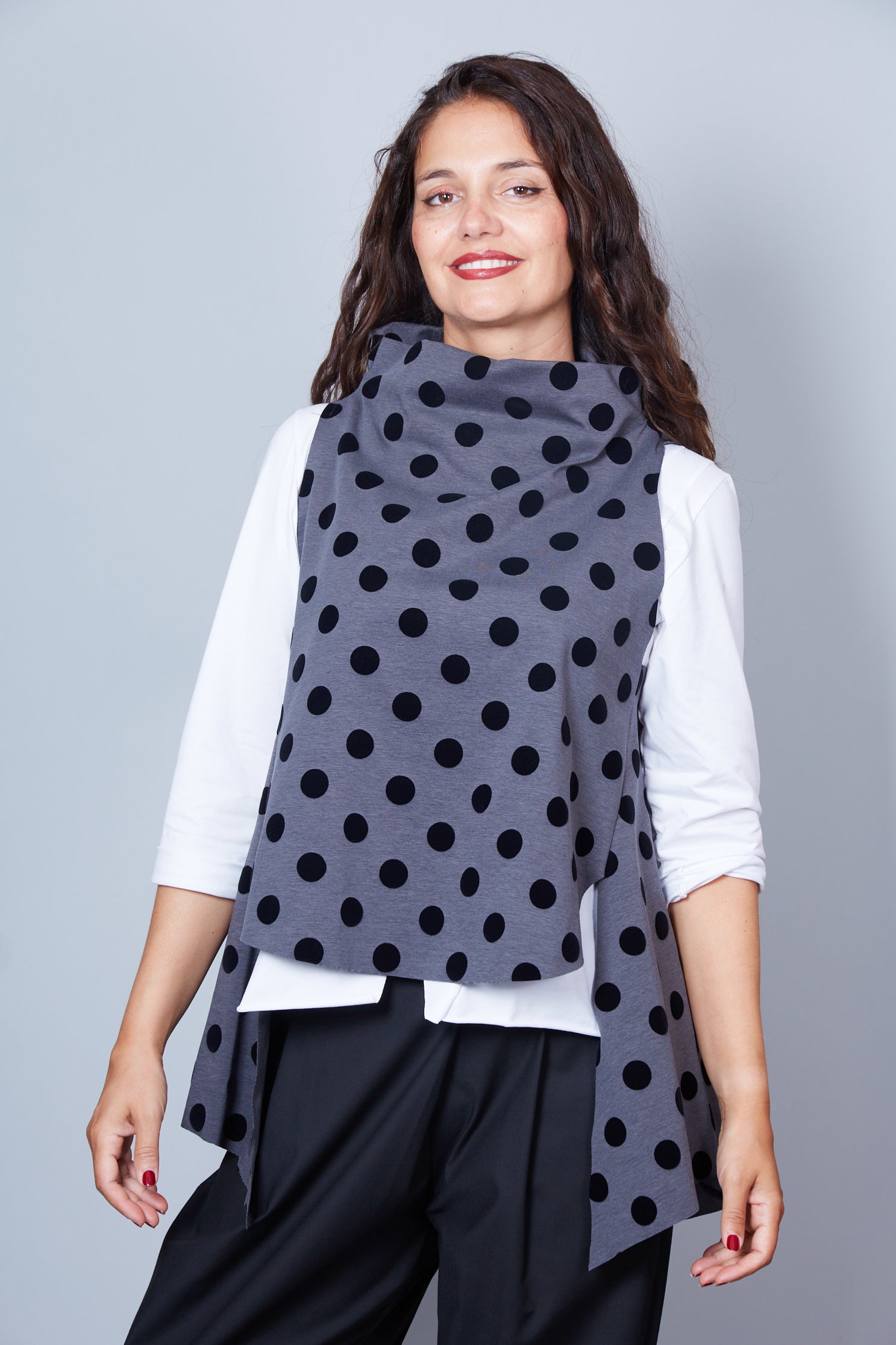 Chaleco Modelo Sara Estampado de Lunares Color Gris Marengo