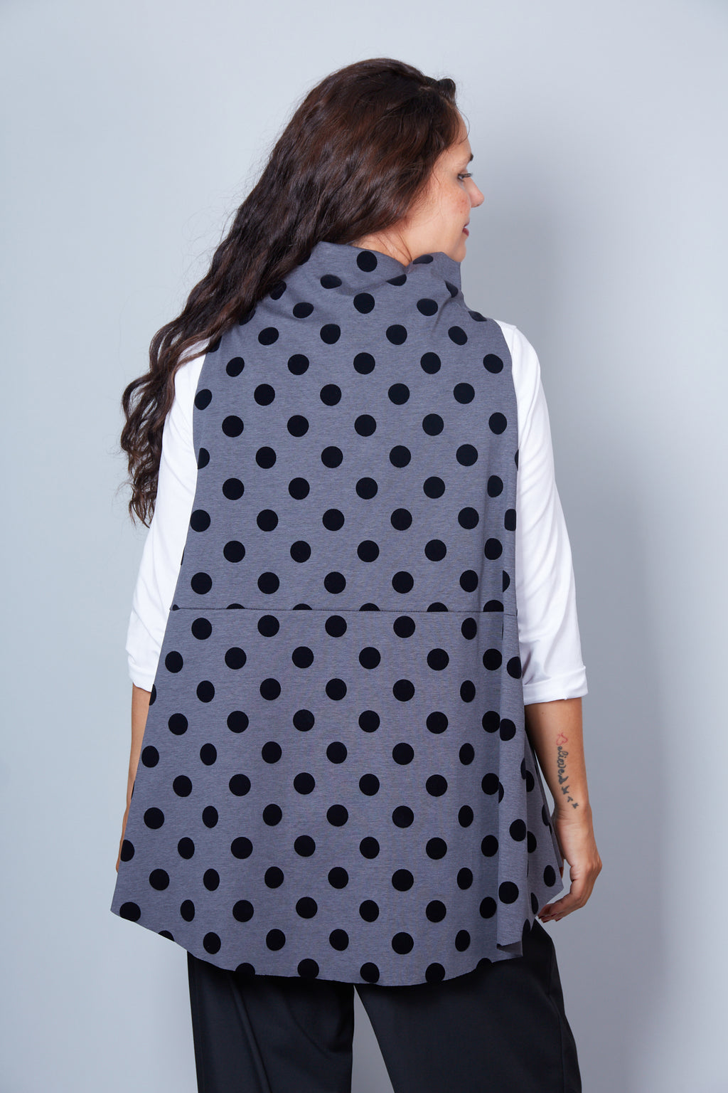 Chaleco Modelo Sara Estampado de Lunares Color Gris Marengo