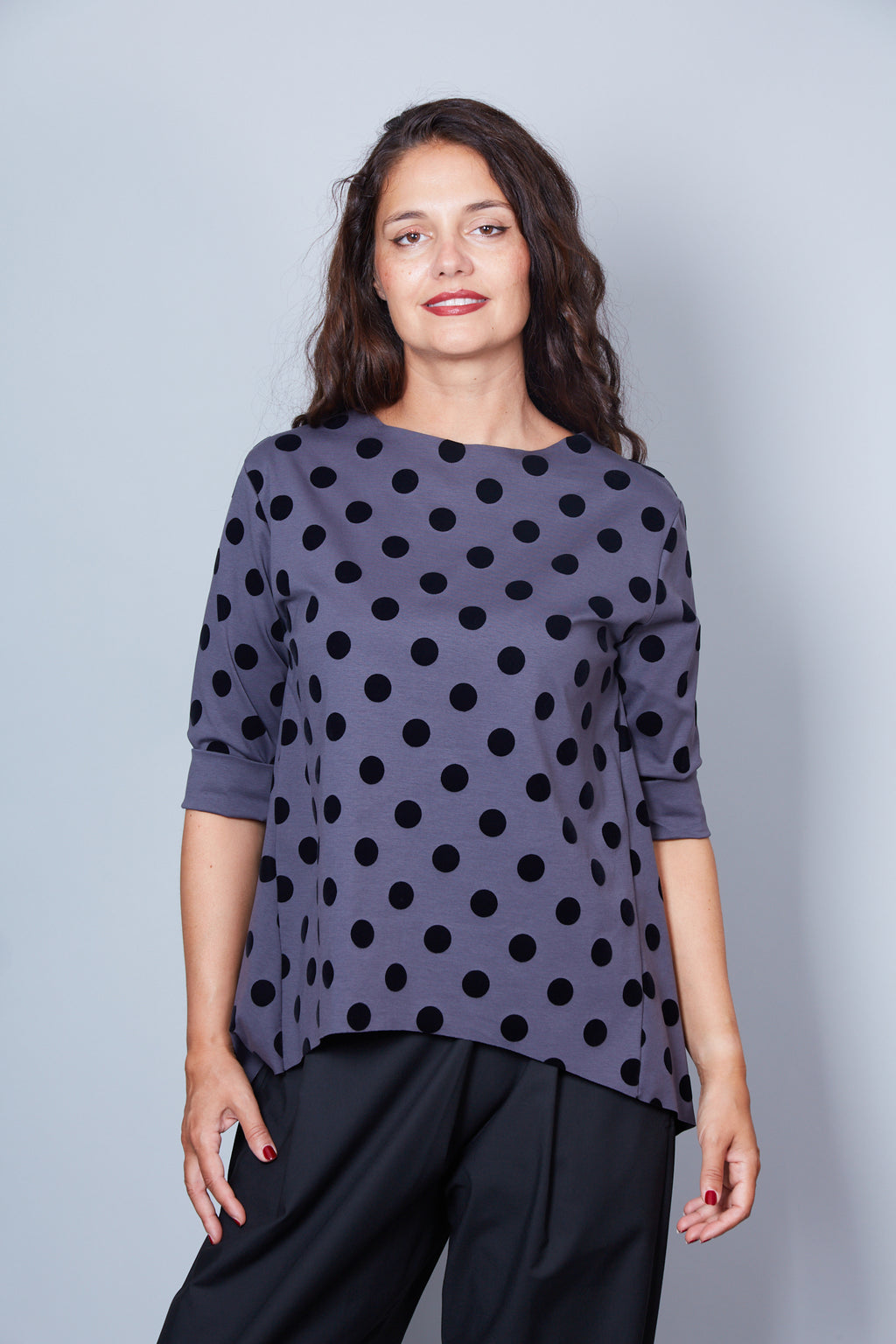 Blusa Modelo Bari Color Gris Oscuro/Negro