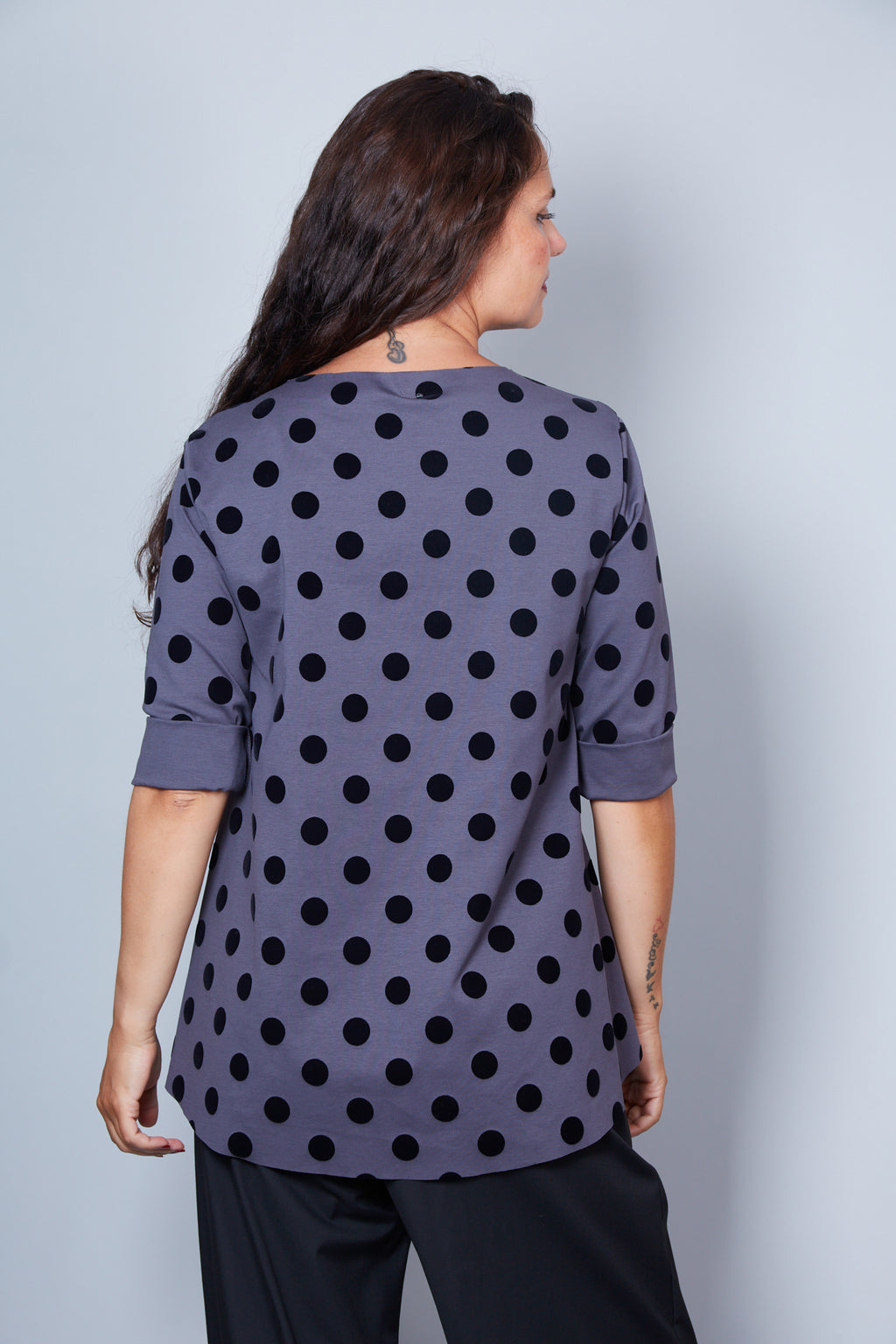 Blusa Modelo Bari Color Gris Oscuro/Negro