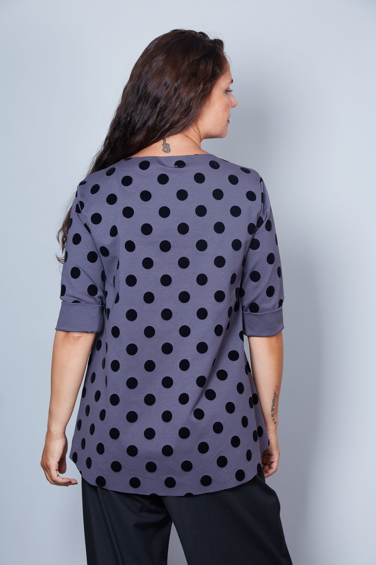 Blusa Modelo Bari Color Gris Oscuro/Negro