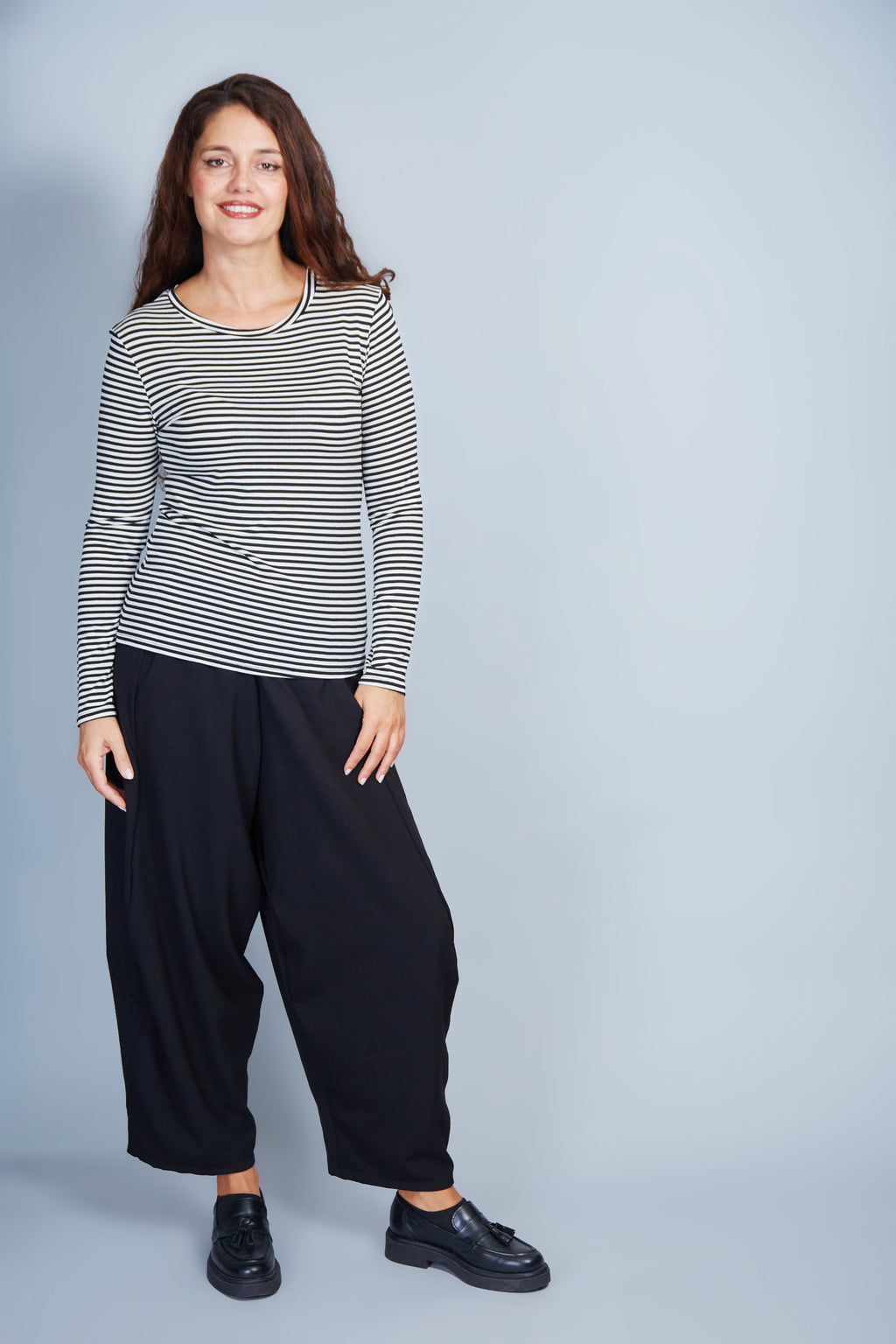 Camiseta Modelo Mari Color Blanco/Negro