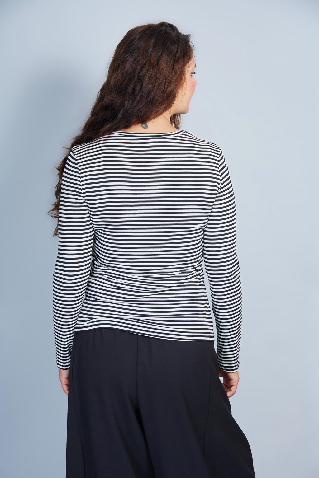 Camiseta Modelo Mari Color Blanco/Negro