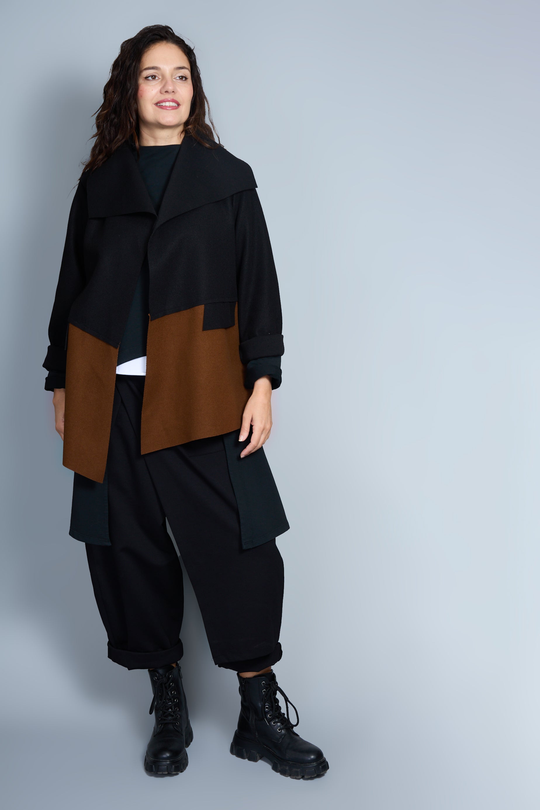 Abrigo Modelo Maty Color Negro/Camel