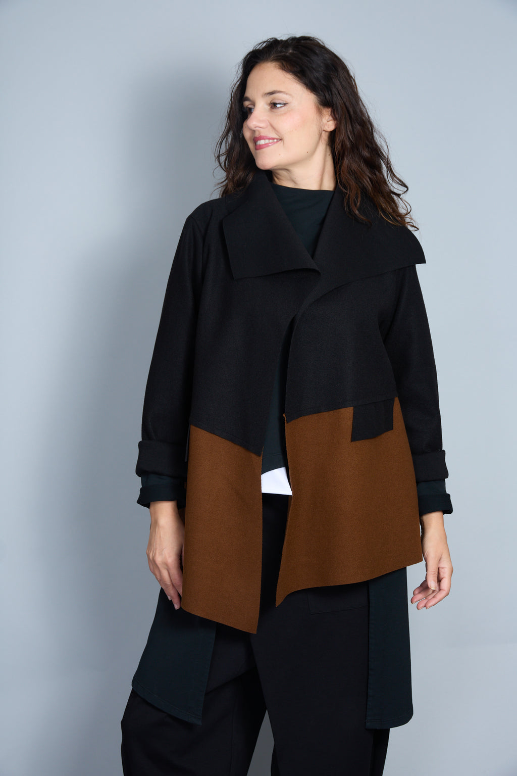 Abrigo Modelo Maty Color Negro/Camel