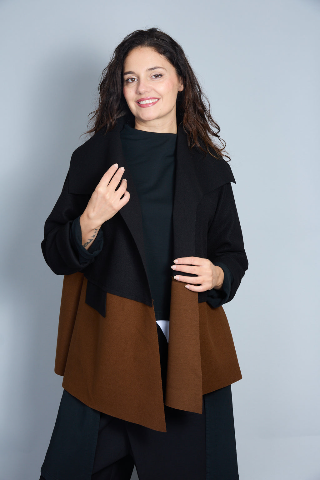 Abrigo Modelo Maty Color Negro/Camel