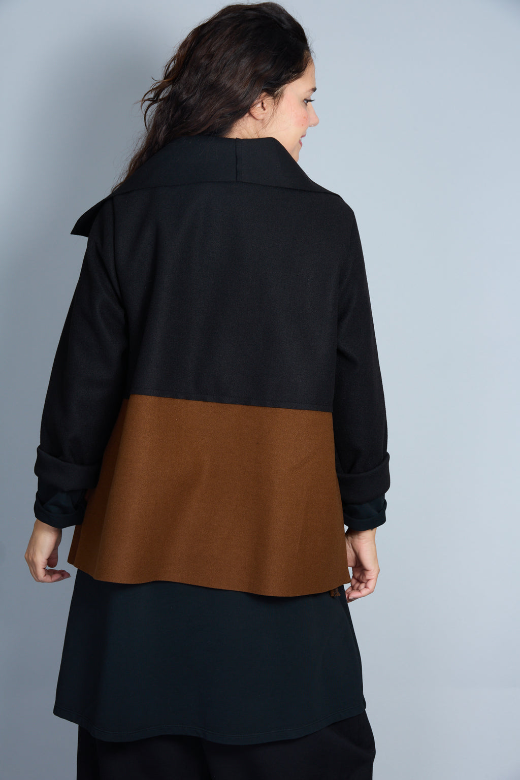 Abrigo Modelo Maty Color Negro/Camel