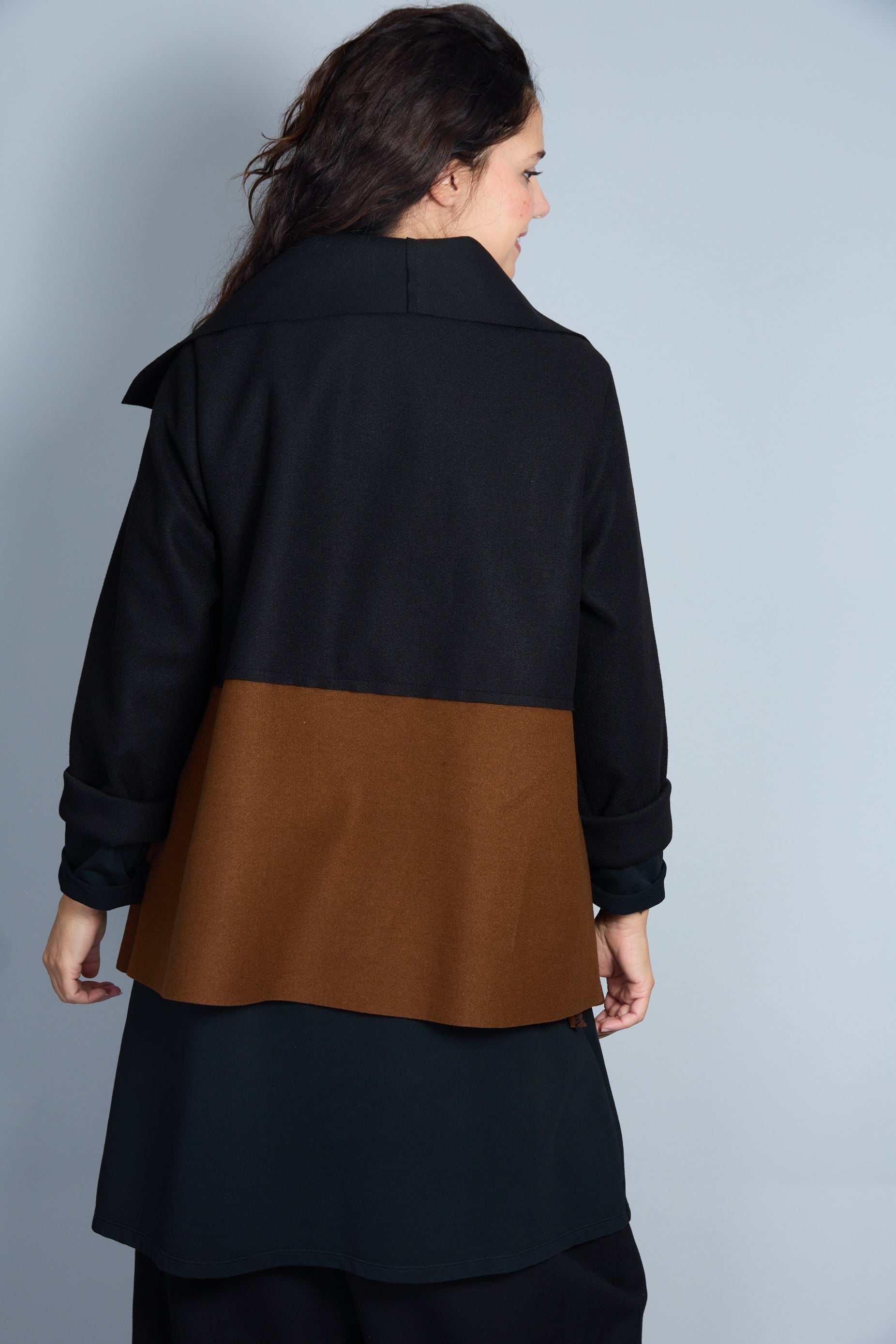 Abrigo Modelo Maty Color Negro/Camel