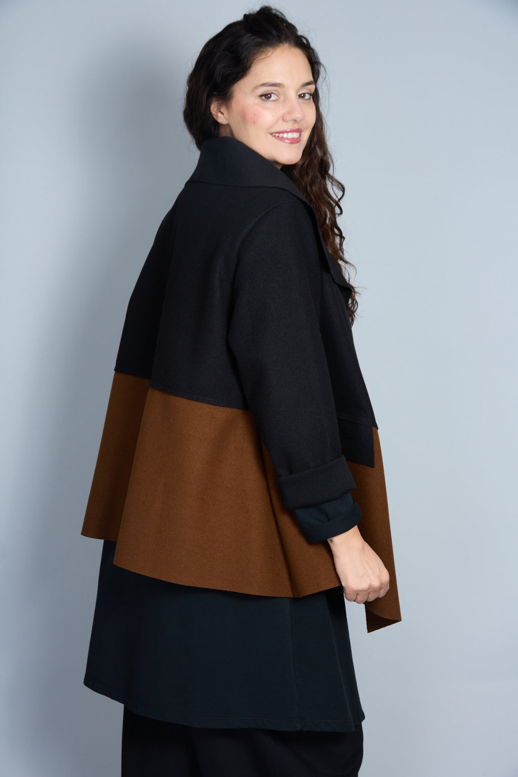 Abrigo Modelo Maty Color Negro/Camel