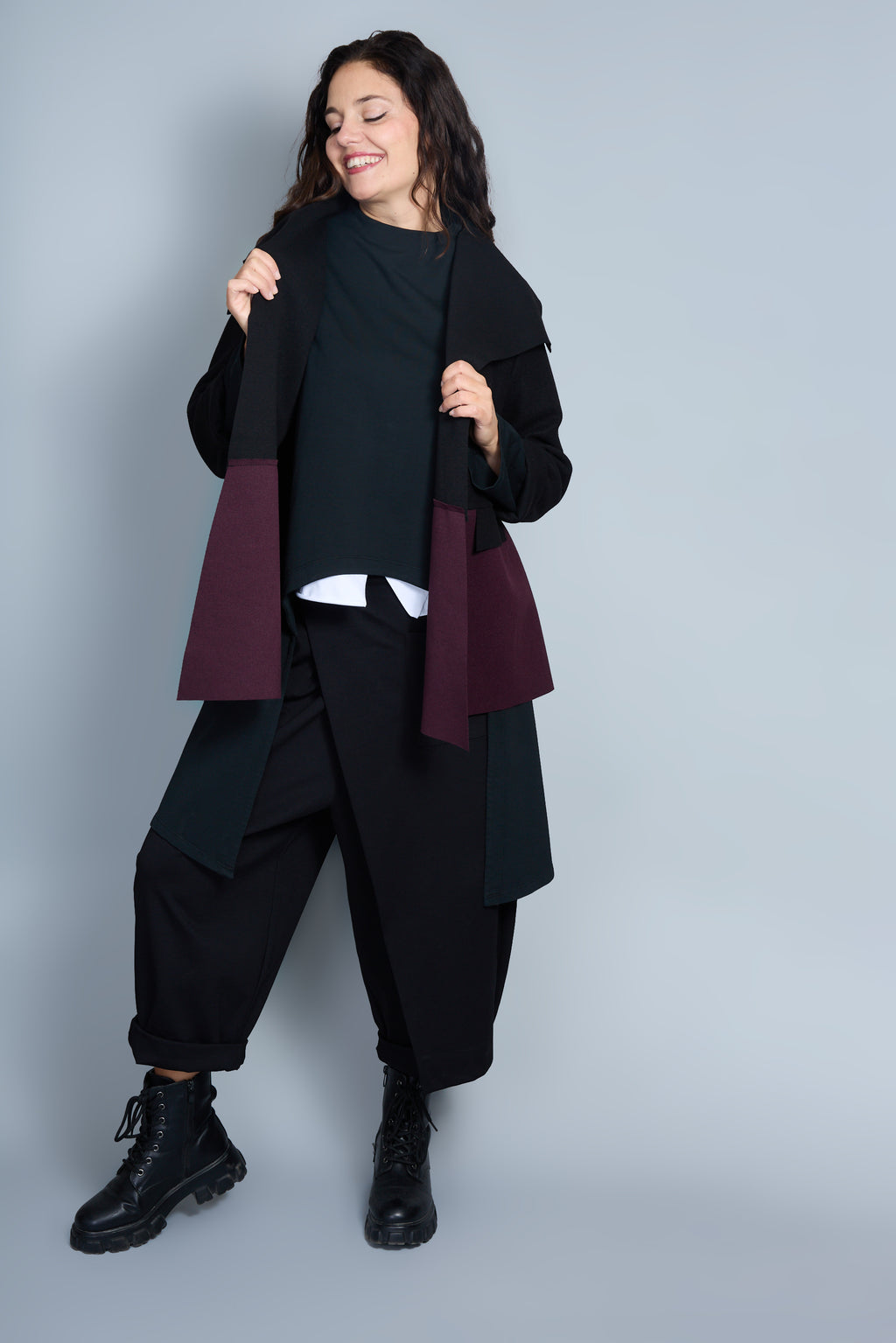 Abrigo Modelo Maty Color Negro/Granate