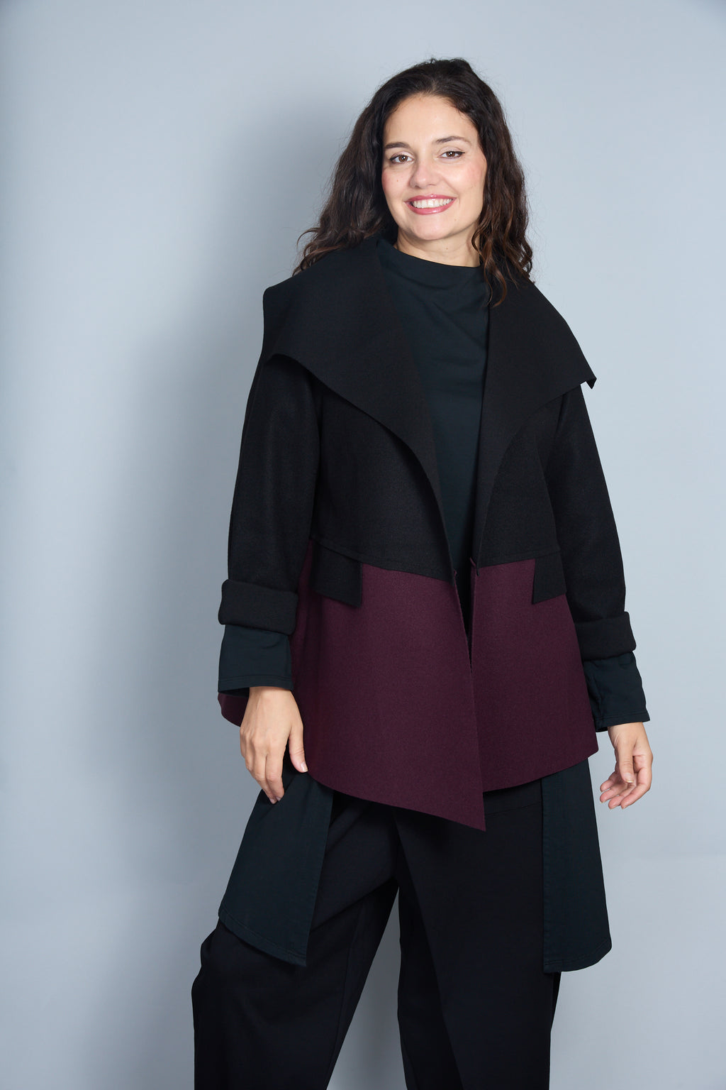 Abrigo Modelo Maty Color Negro/Granate