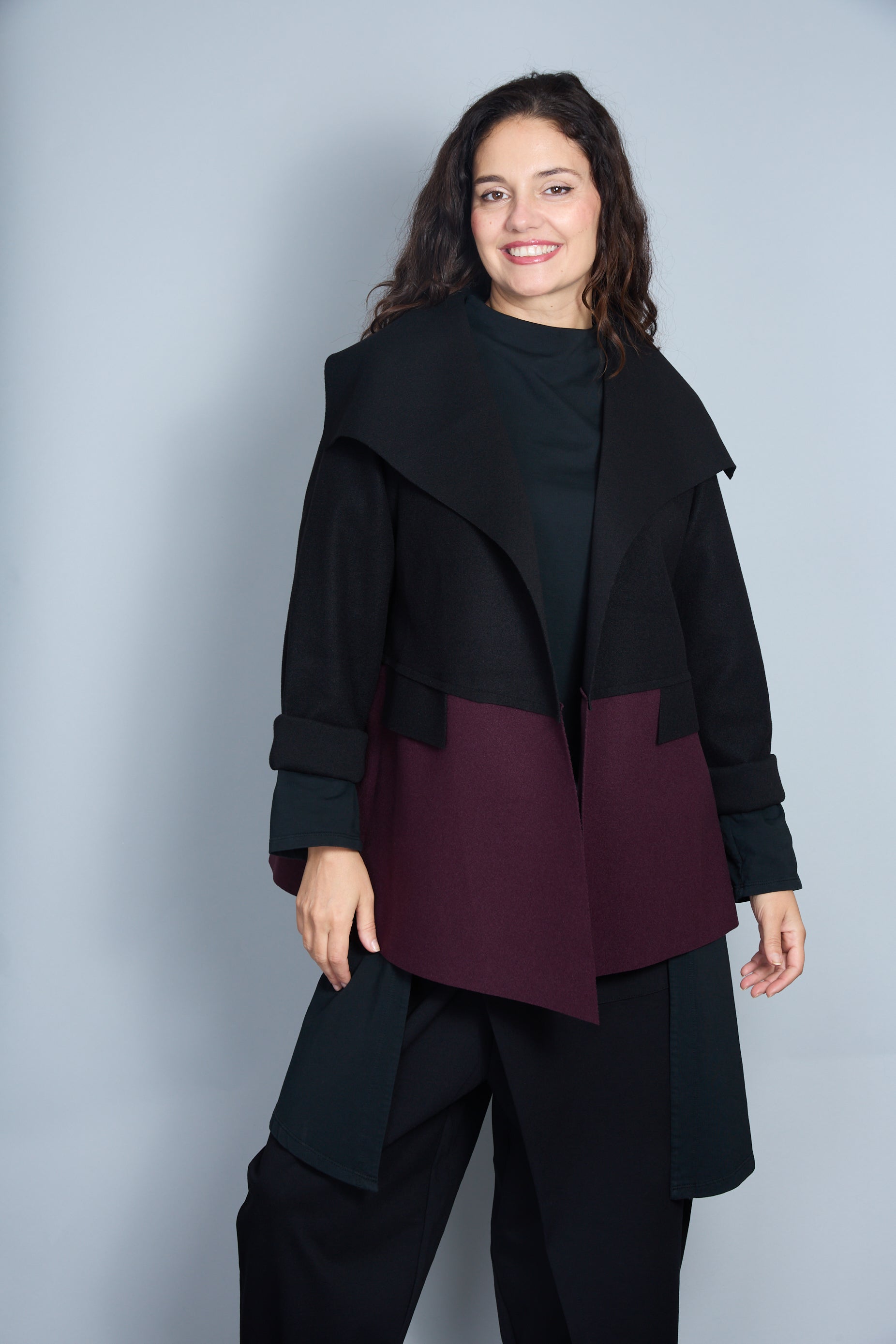 Abrigo Modelo Maty Color Negro/Granate