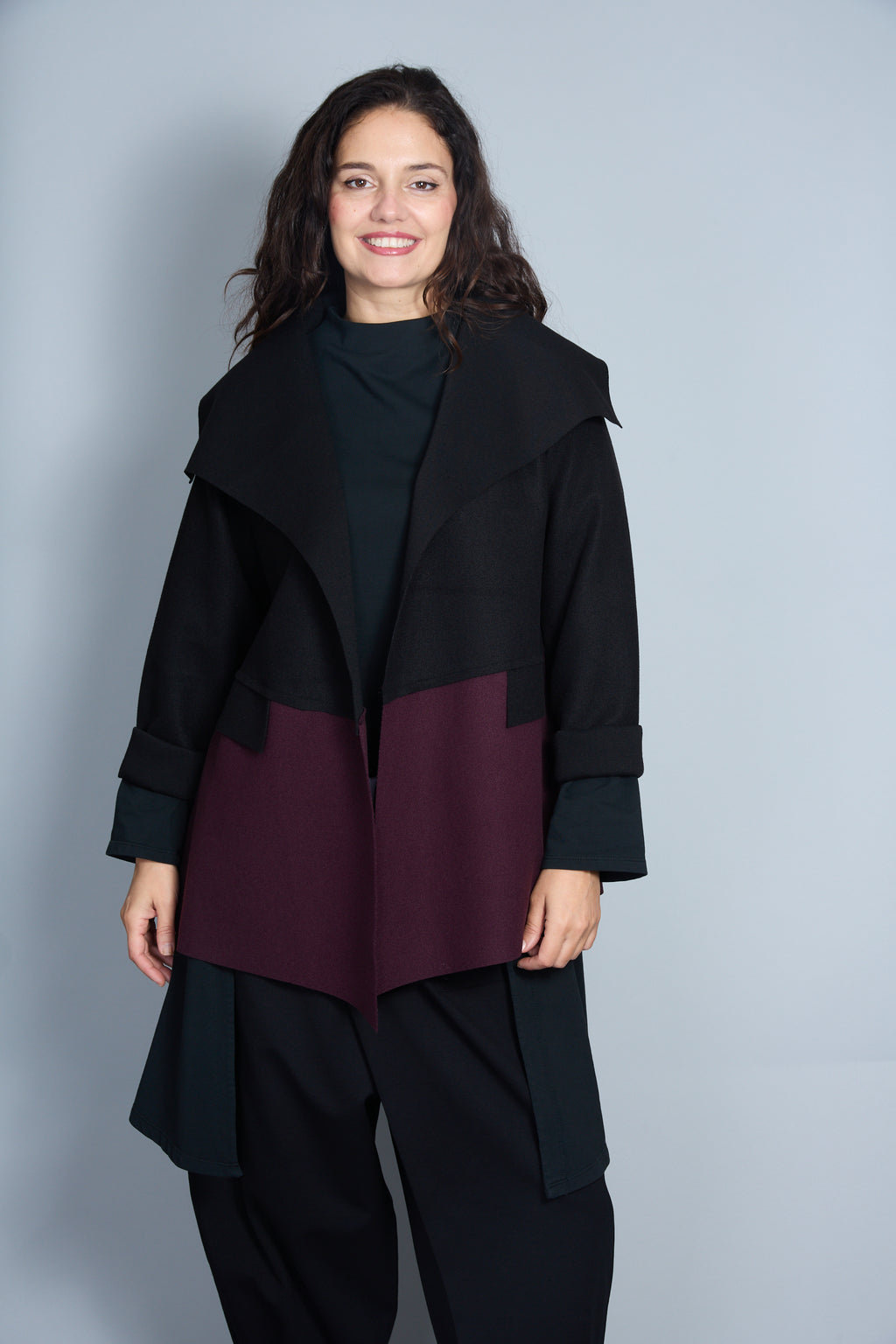 Abrigo Modelo Maty Color Negro/Granate