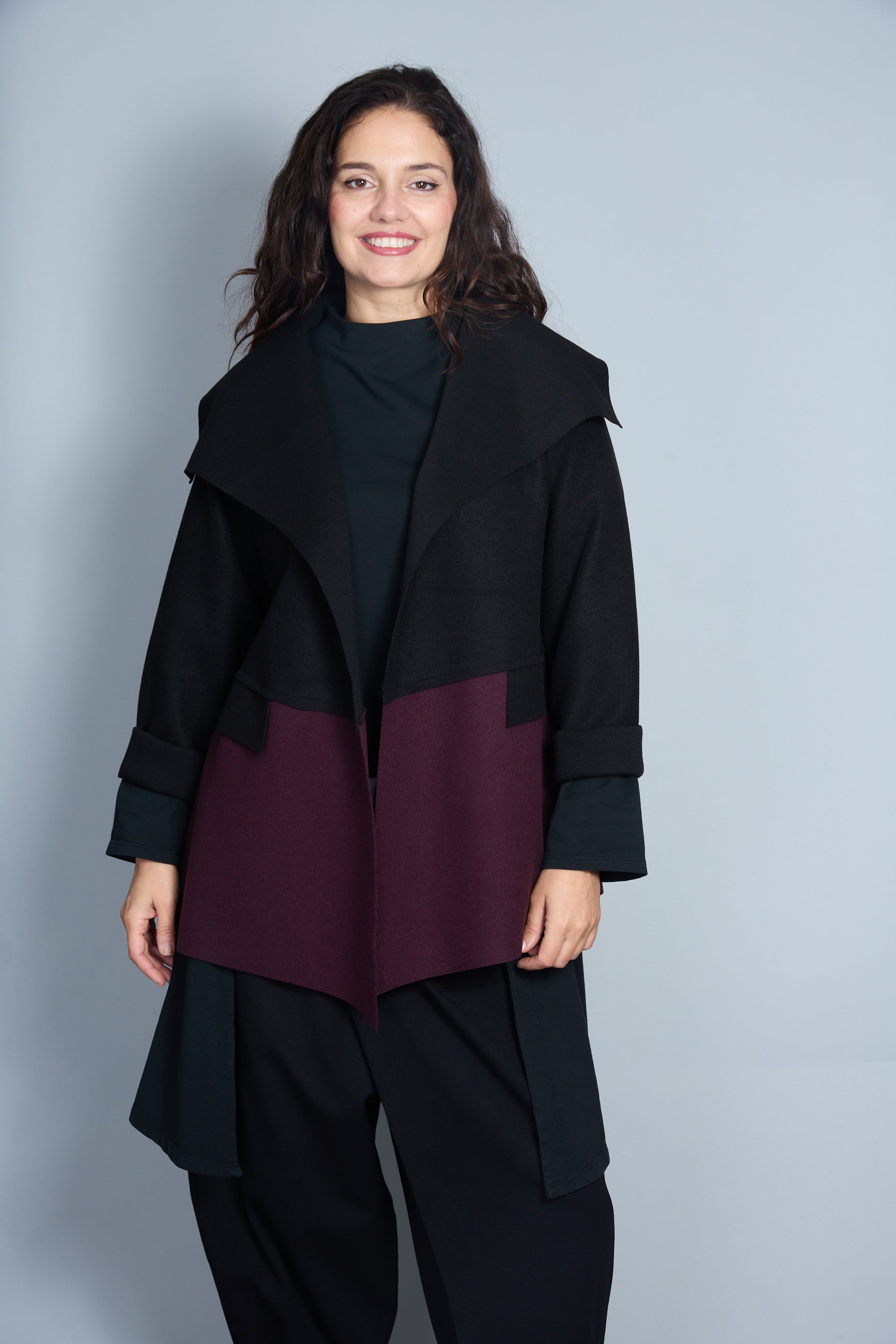 Abrigo Modelo Maty Color Negro/Granate