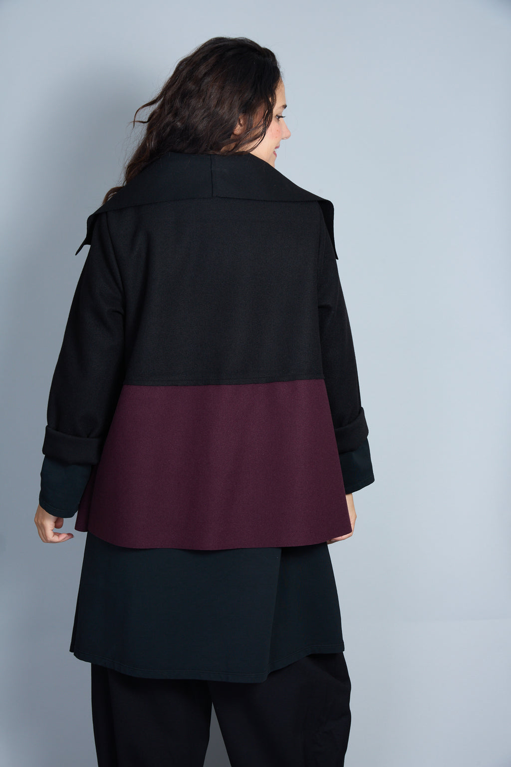 Abrigo Modelo Maty Color Negro/Granate