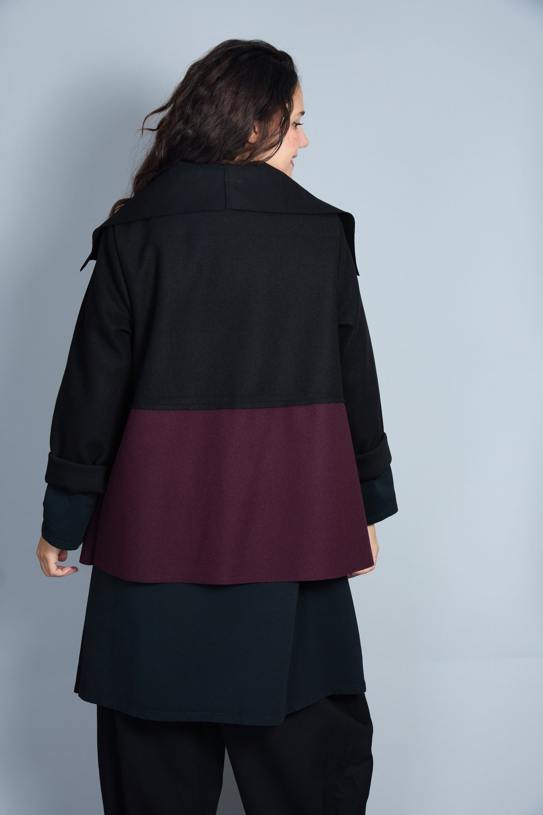 Abrigo Modelo Maty Color Negro/Granate