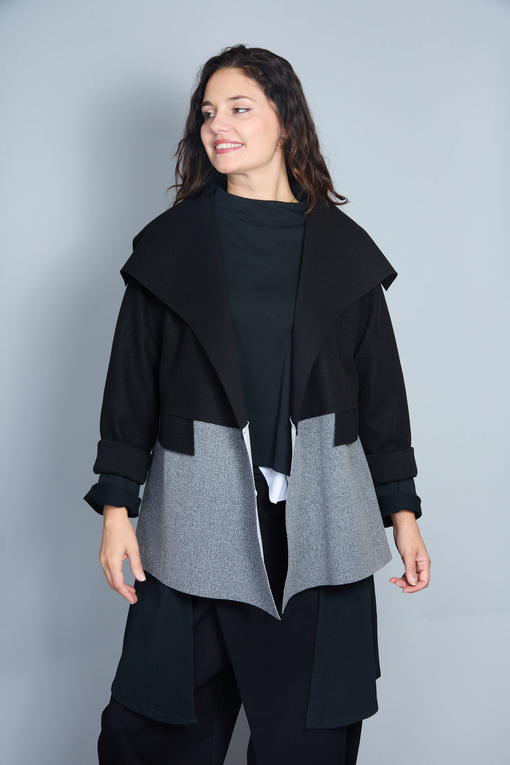 Abrigo Modelo Maty Color Negro/Gris