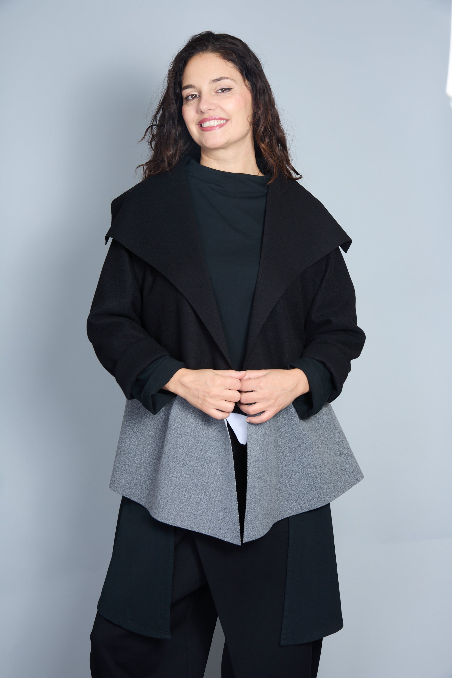 Abrigo Modelo Maty Color Negro/Gris