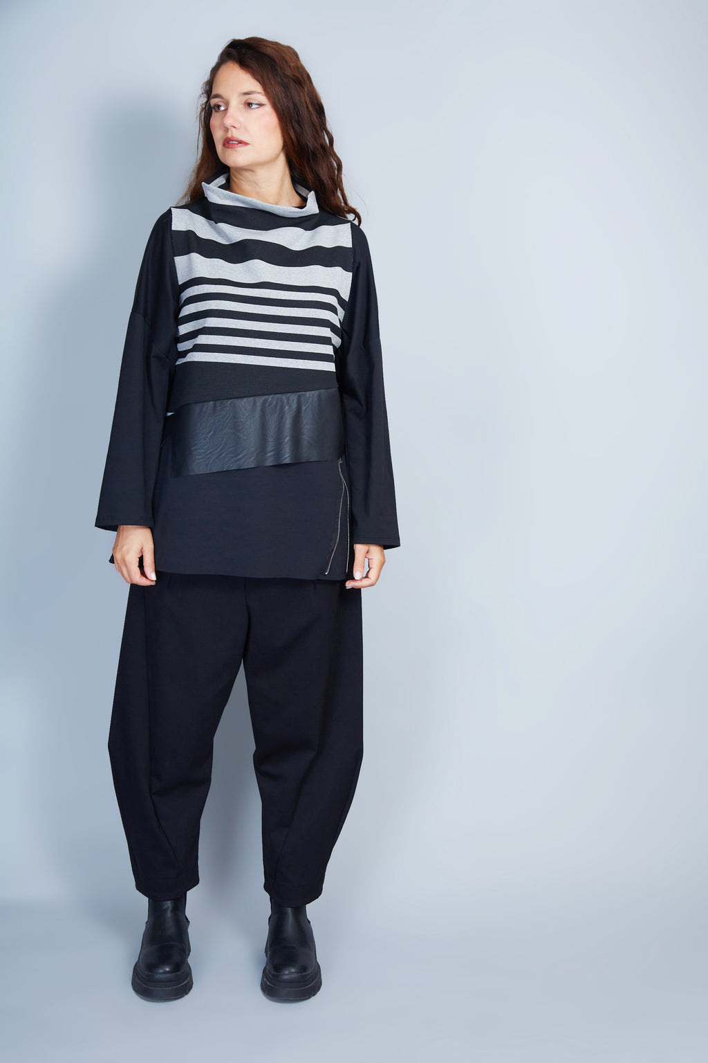 Chaleco Asimétrico Modelo Lorella Color Negro