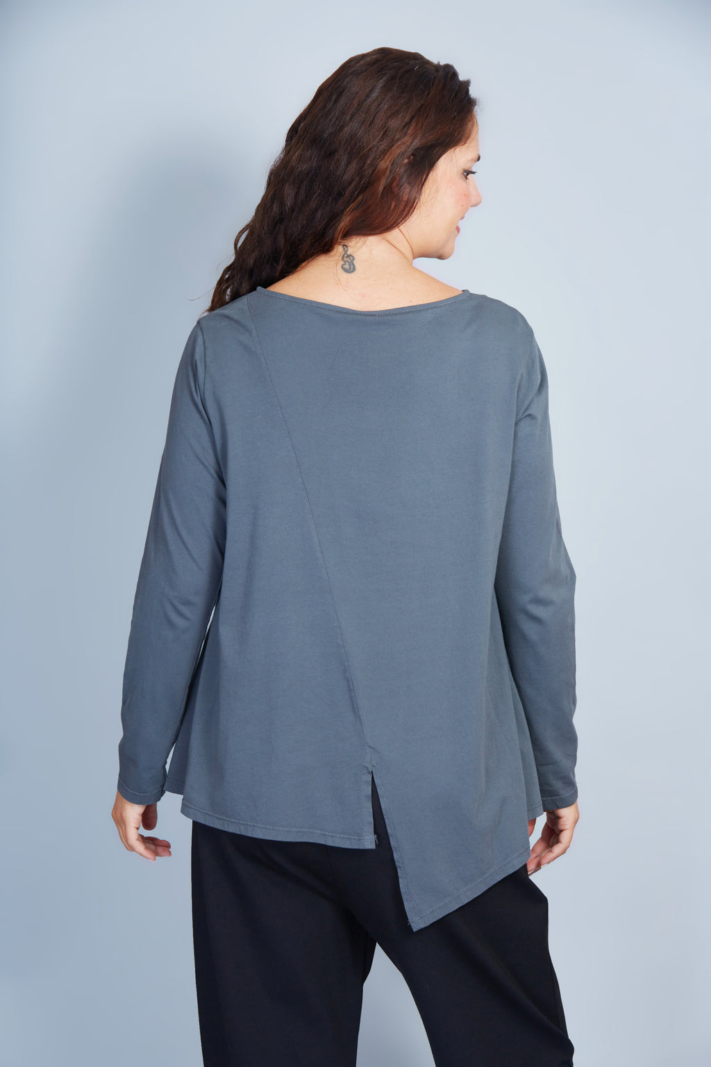 Camiseta Modelo Edurne Color Gris Oscuro