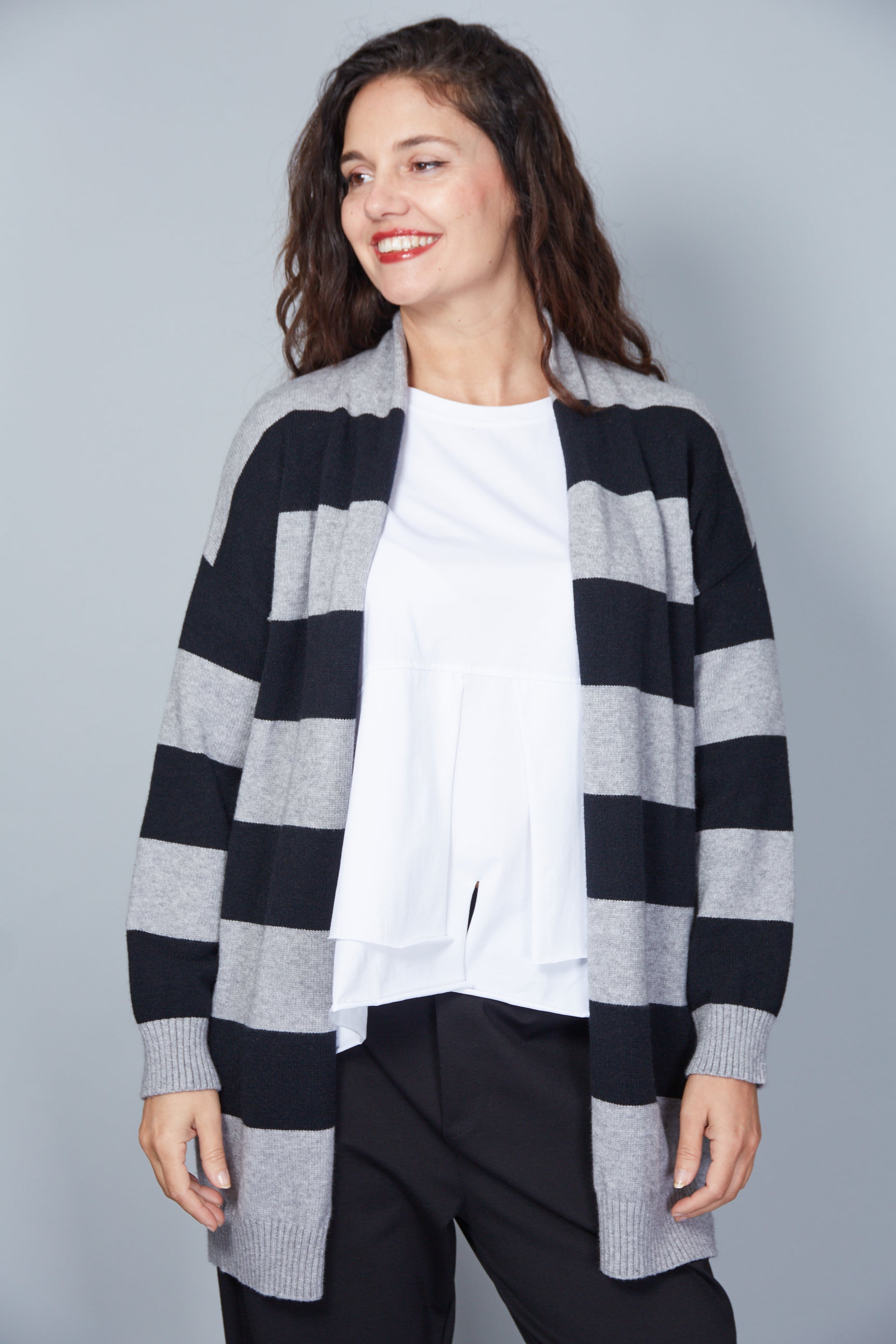 Cardigan Modelo Melania Color Negro/Gris