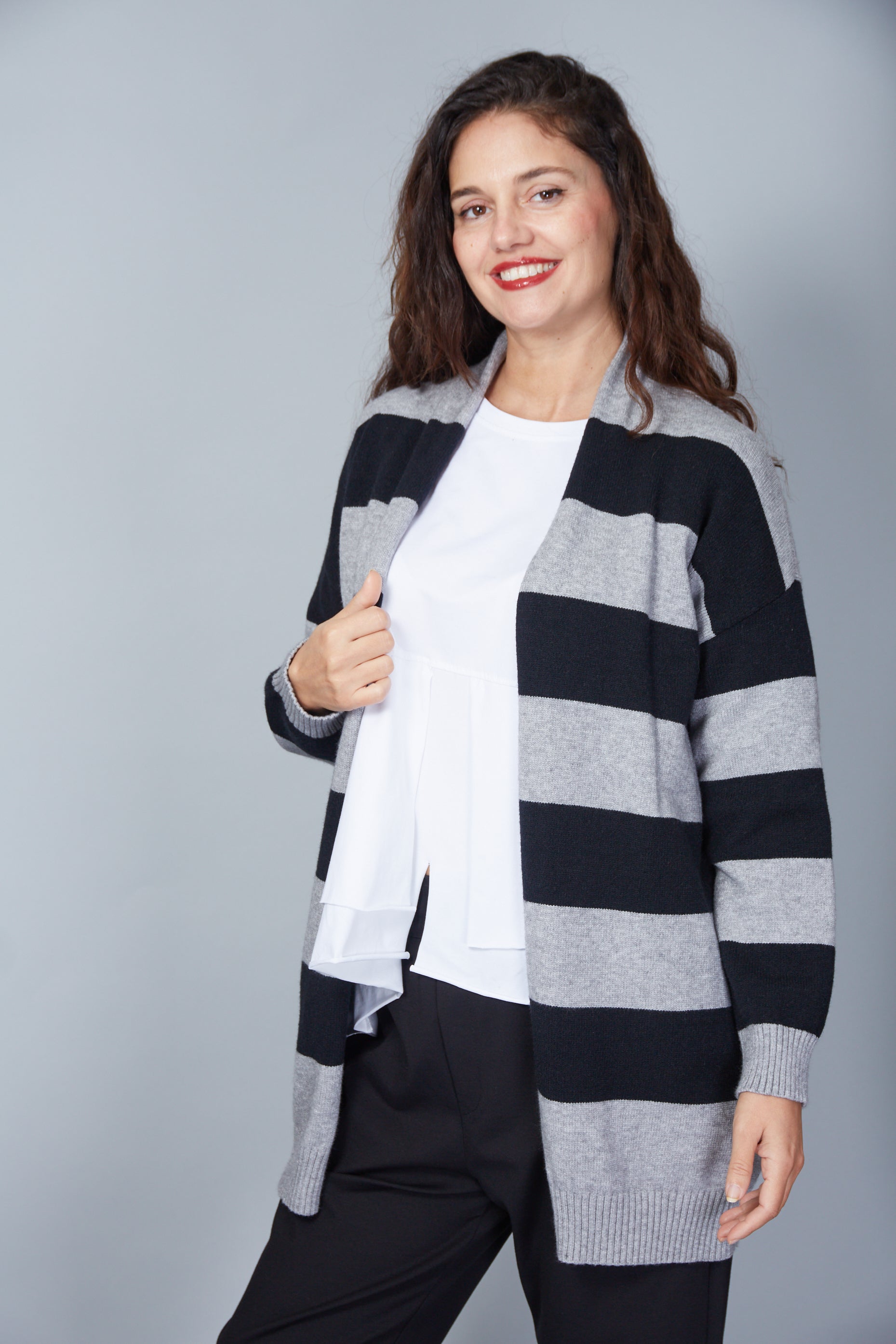 Cardigan Modelo Melania Color Negro/Gris