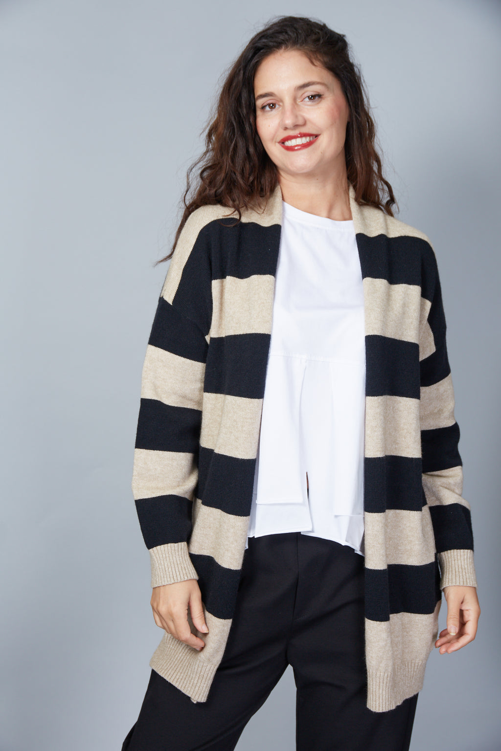 Cardigan Modelo Melania Color Negro/Beige