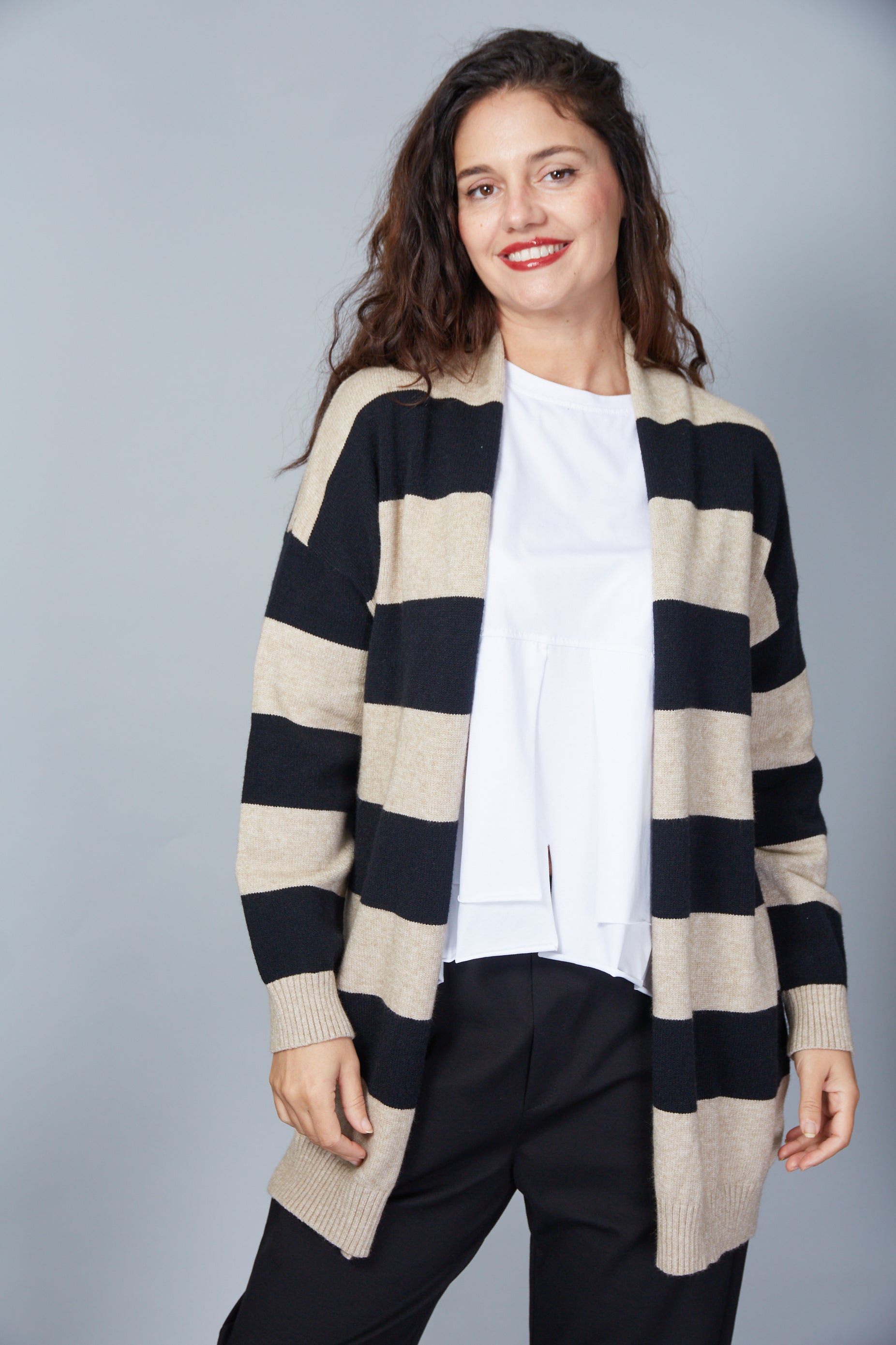 Cardigan Modelo Melania Color Negro/Beige