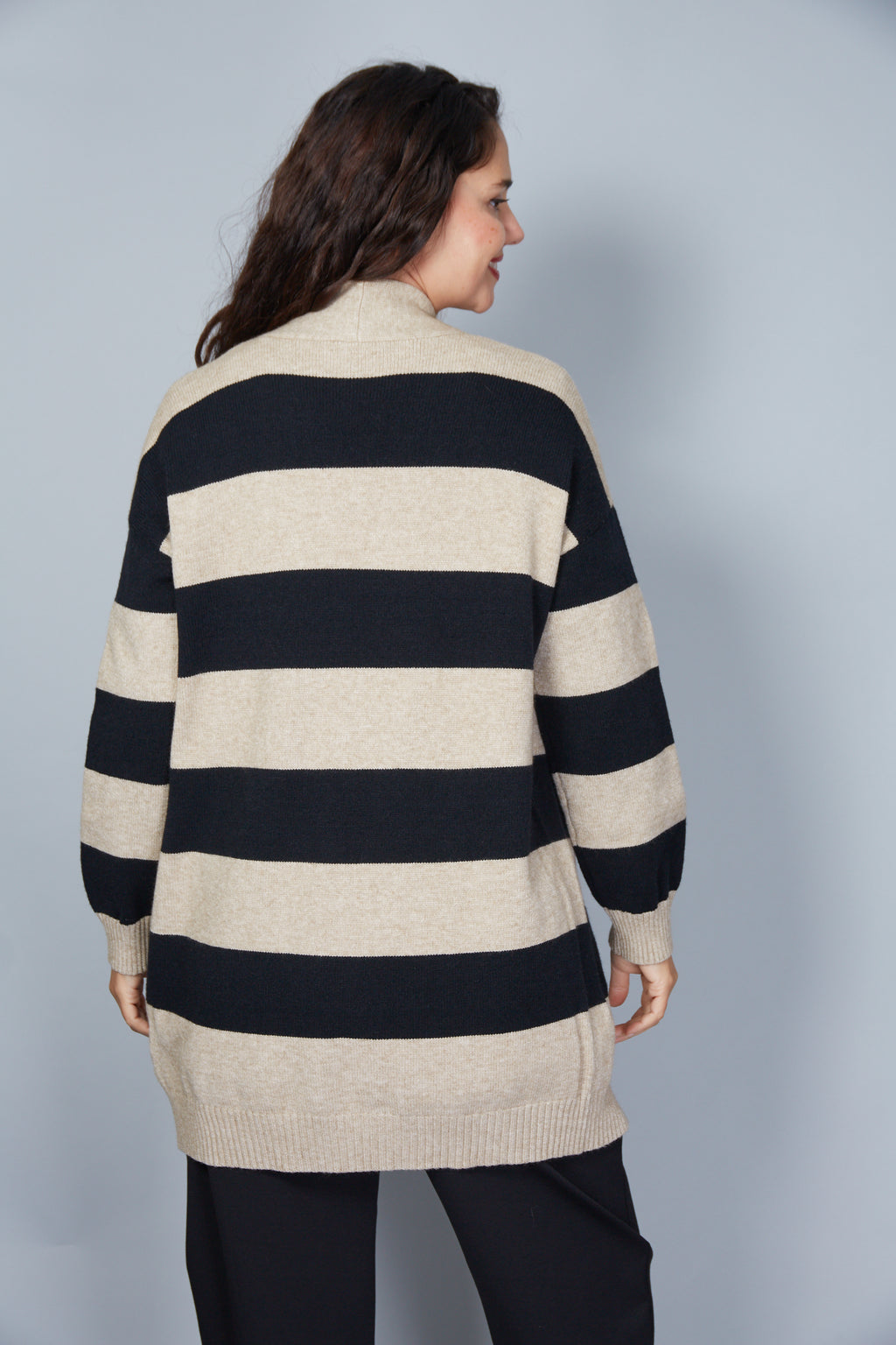 Cardigan Modelo Melania Color Negro/Beige