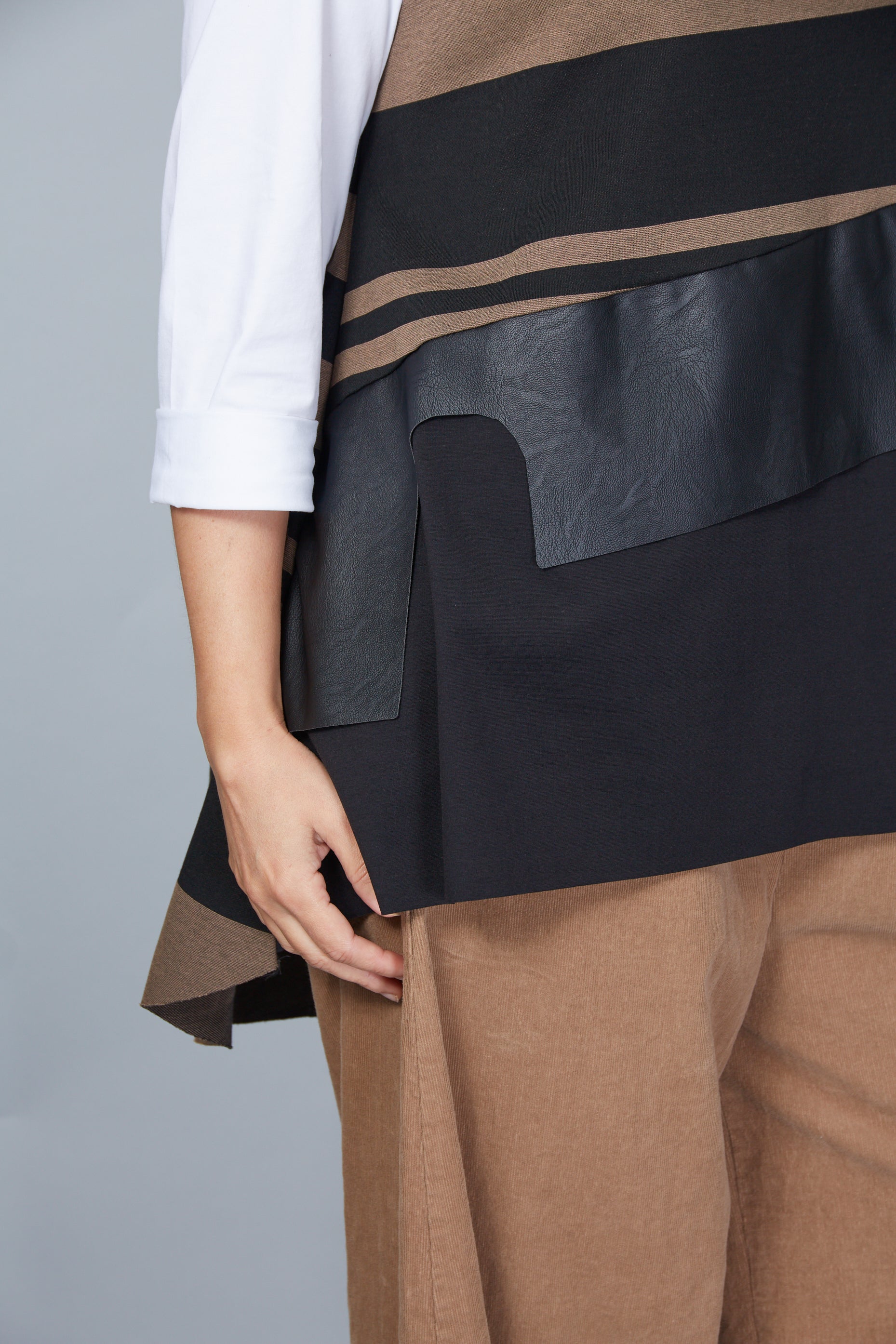 Chaleco Asimétrico Modelo Lorella Color Café