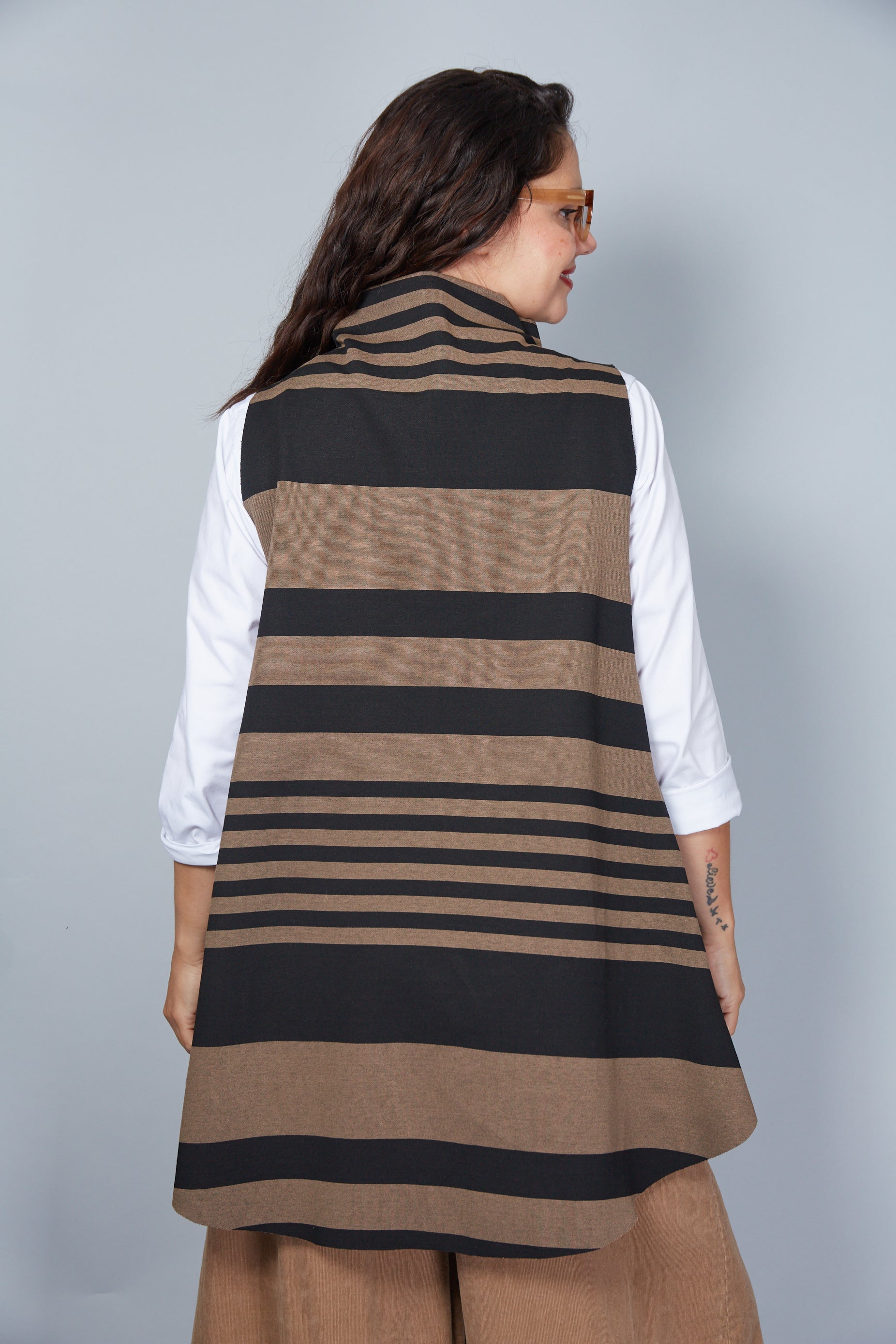 Chaleco Asimétrico Modelo Lorella Color Café